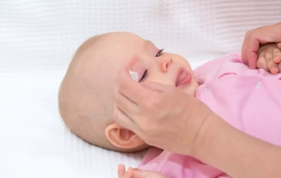 Bebeklerde Göz Çapaklanması ve Merhem Kullanımı
