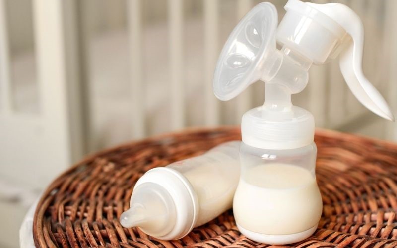 Anne Sütü Nasıl Sağılır ve Saklama Yöntemleri Nelerdir?