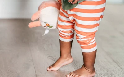 Bebeklerde Çapraz Bacak Neden Olur? Tedavi Yöntemleri Nelerdir?
