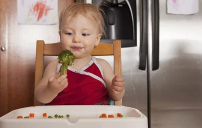 Bebeklerde Dengeli Beslenme Ne Kadar Önemli? Katı Gıdalar ve Diğerleri